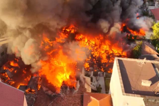 Horror në Shkozë! I vuri flakën banesës së prindërve të bashkëjetueses dhe ndërruan jetë të dy, arrestohet 35-vjeçari